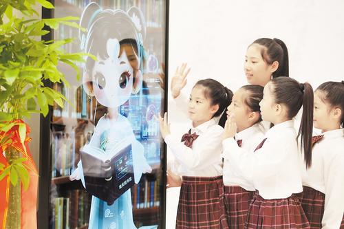 2025年9月27日，雄安图书馆，小读者与数字人馆员“图小安”进行互动。（本报资料片）