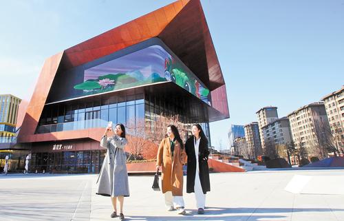 近日，三名来自不同城市的年轻教师在雄安新区容东片区街头赏景看春。