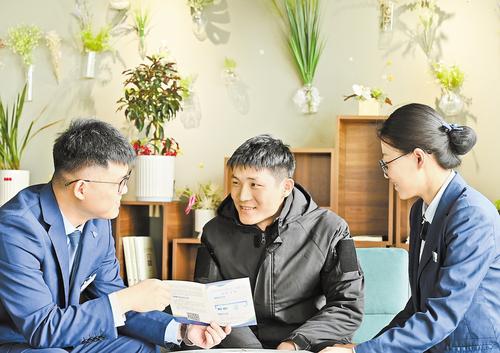 3月27日，雄安新区政务服务中心工作人员来到雄安新区中关村科技园走访，为入驻企业人员（中）进行现场咨询服务。本报记者 刘光昱摄