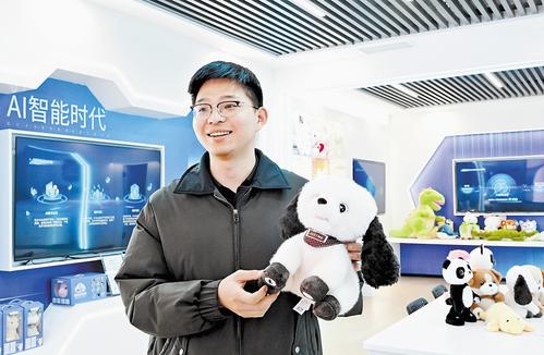 3月27日，位于雄安新区的河北海发玩具有限公司人工智能产品展厅，技术人员正对新研发的AI玩具进行测试。 本报记者 刘光昱摄