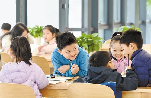 3月21日，雄安图书馆内，小读者们正在交流互动。本报记者 刘光昱摄