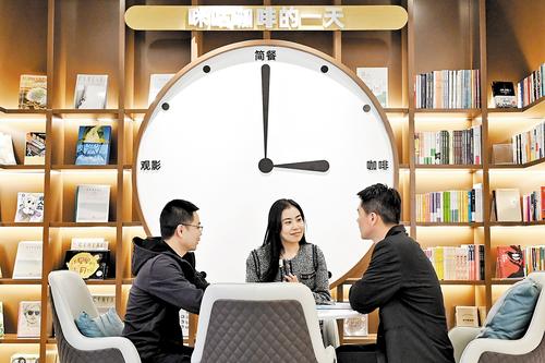 4月8日，中铁北京工程局集团雄安工程有限公司员工在办公楼下咪咕咖啡休闲放松。 本报记者 刘光昱摄