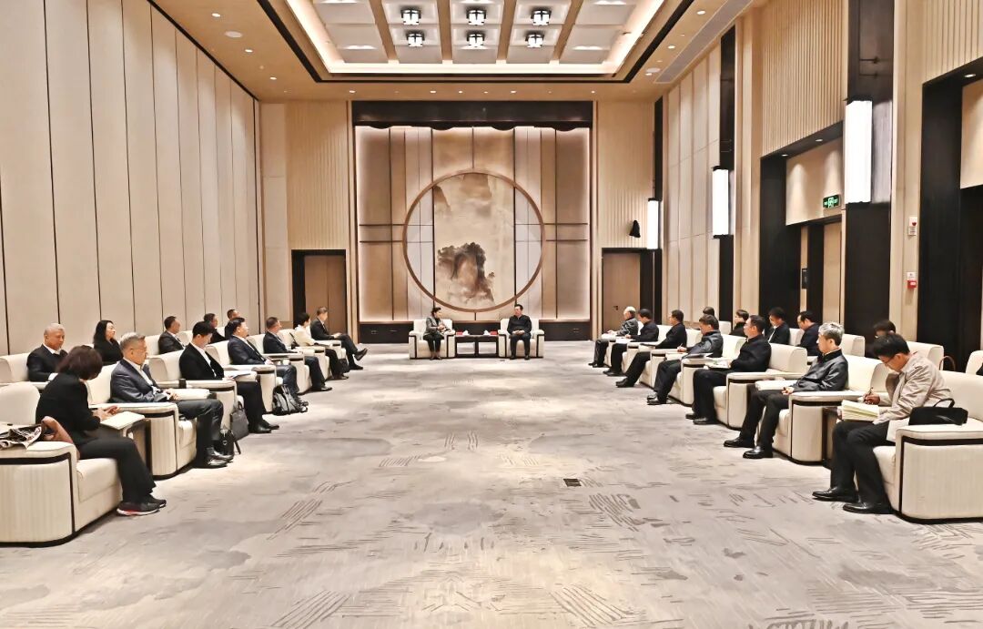 张国华与中国人保集团党委书记、董事长丁向群一行举行工作座谈。刘向阳摄