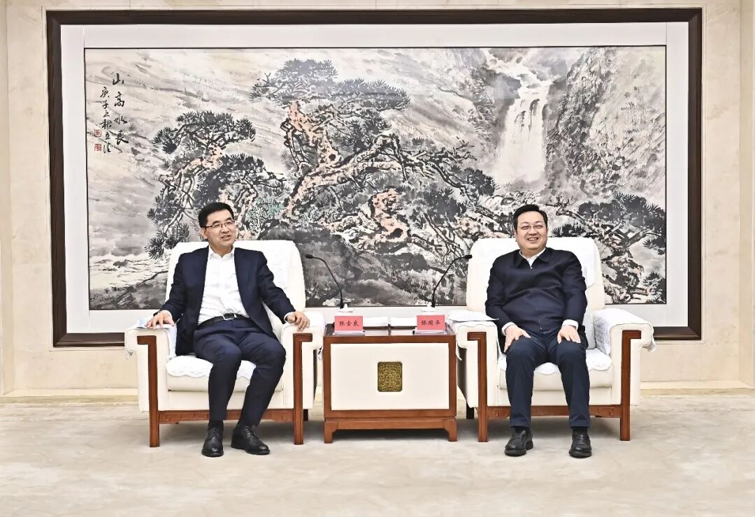 张国华与中国建设银行党委书记、董事长张金良一行举行工作座谈。刘向阳摄