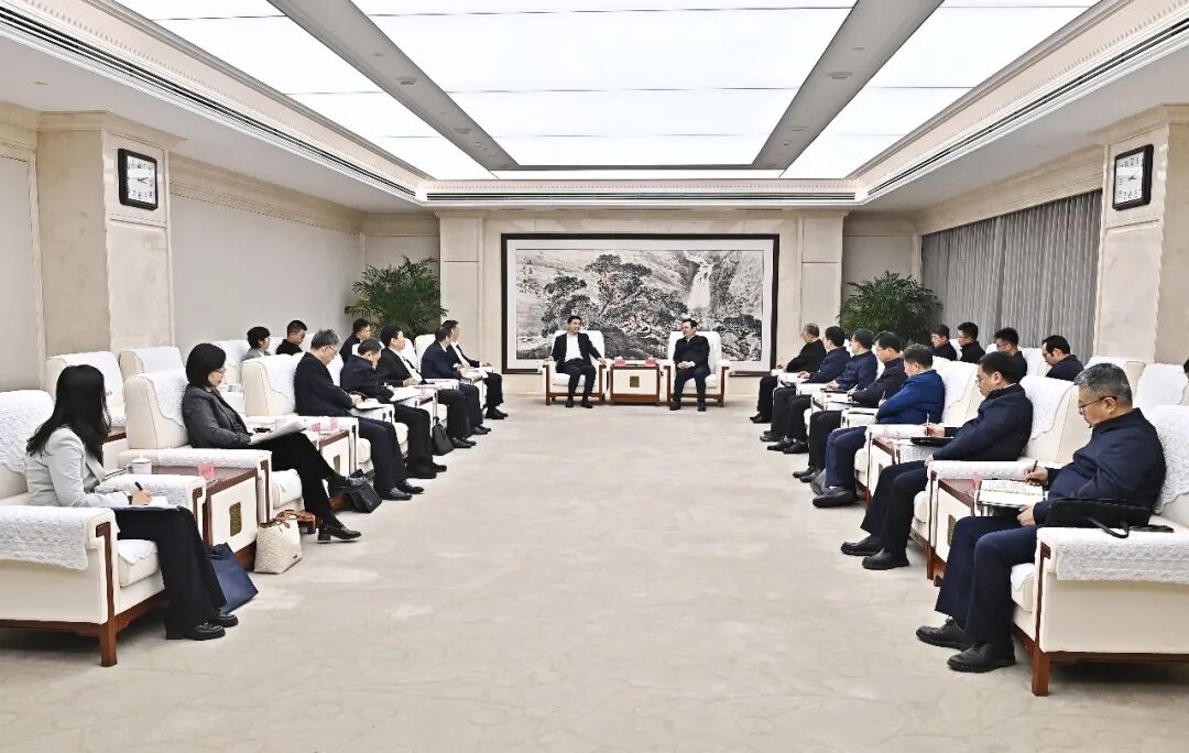 张国华与中国建设银行党委书记、董事长张金良一行举行工作座谈。刘向阳摄