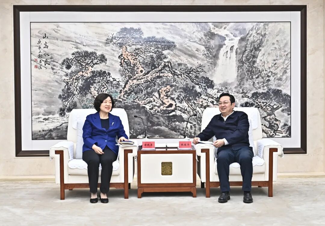 张国华与北京科技大学党委书记徐晓萍、校长吕昭平一行举行工作座谈。刘向阳摄