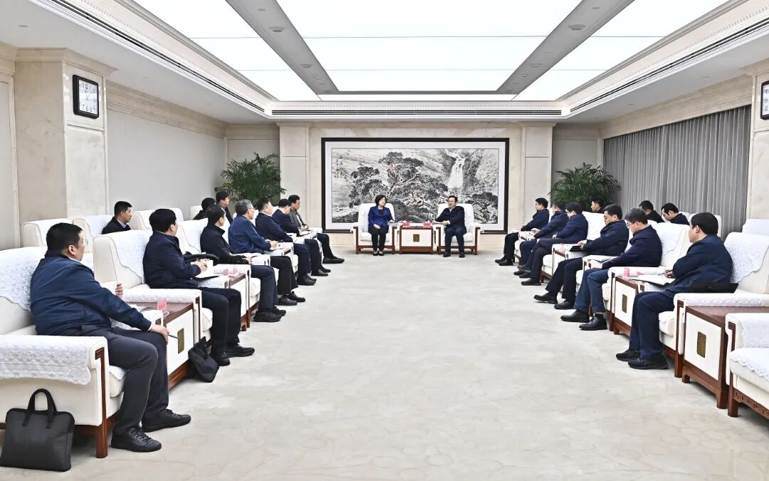 张国华与北京科技大学党委书记徐晓萍、校长吕昭平一行举行工作座谈。刘向阳摄