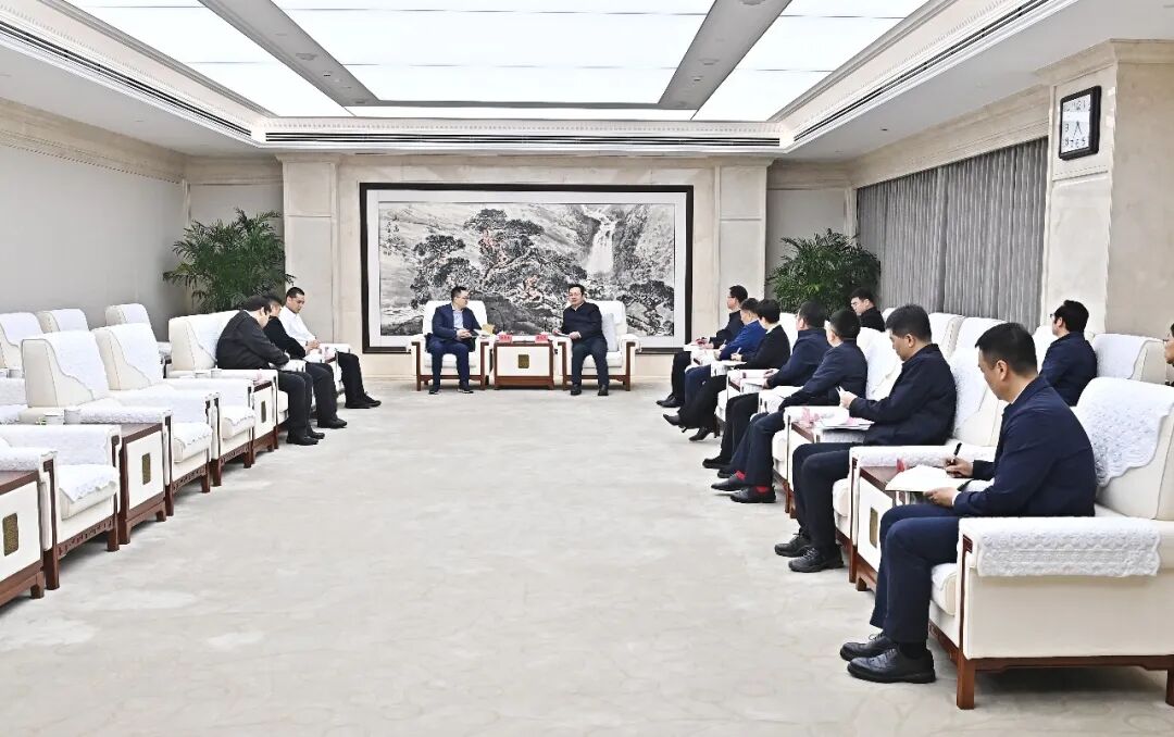 张国华与菜鸟集团党委书记、公共事务部总经理潘新春一行举行工作座谈。刘向阳摄