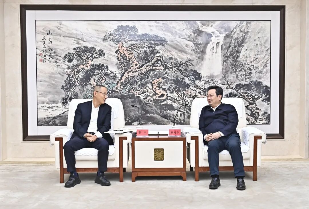 张国华与中国联通董事长、党组书记董昕一行举行工作座谈。刘向阳摄