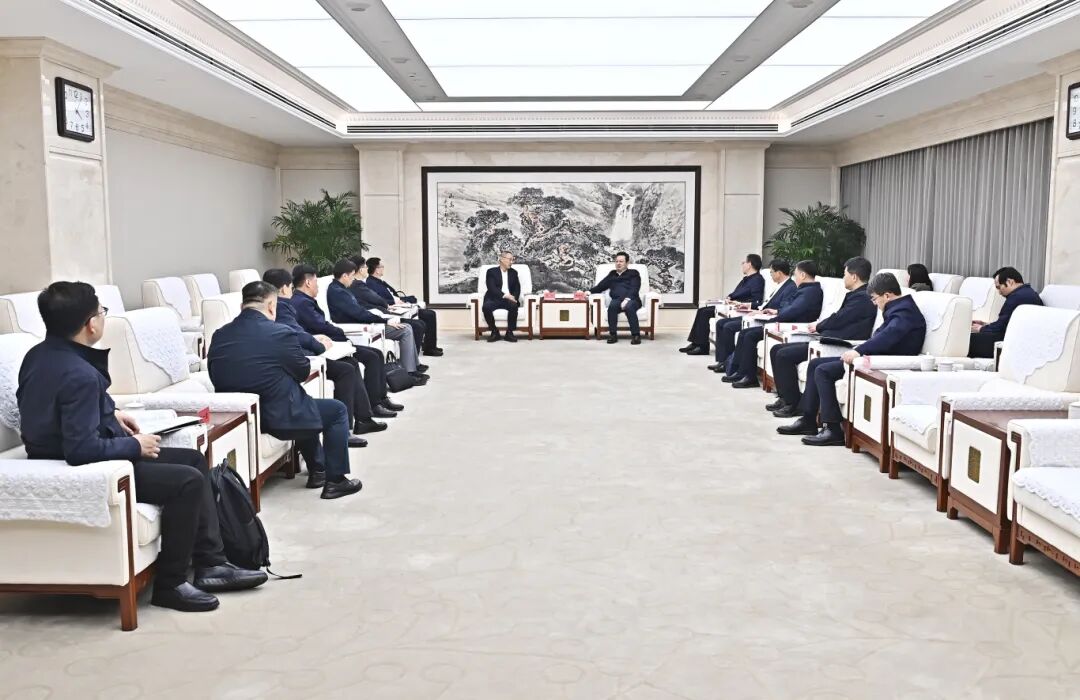 张国华与中国联通董事长、党组书记董昕一行举行工作座谈。刘向阳摄