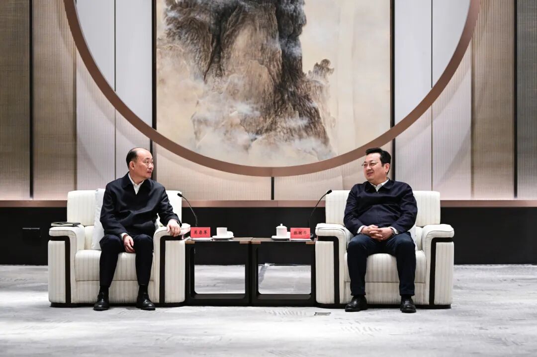 张国华与中国化学工程集团党委书记、董事长莫鼎革一行举行工作座谈。王伟倩摄