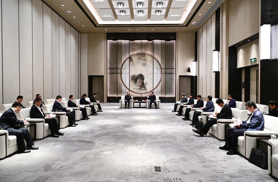 张国华与中国化学工程集团党委书记、董事长莫鼎革一行举行工作座谈。王伟倩摄