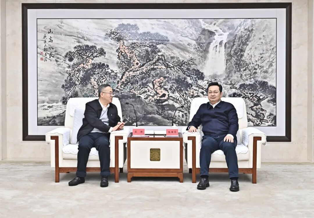 张国华与中国东方资产管理股份有限公司党委书记、董事长梁强一行举行工作座谈。刘向阳摄