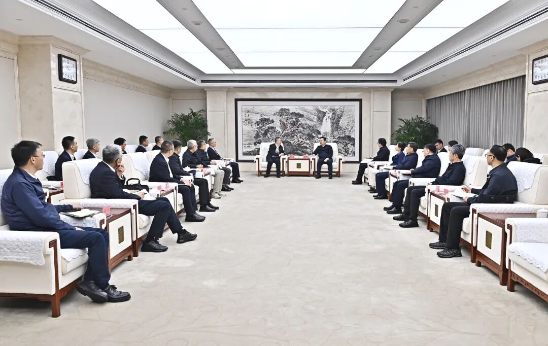 张国华与中国东方资产管理股份有限公司党委书记、董事长梁强一行举行工作座谈。刘向阳摄