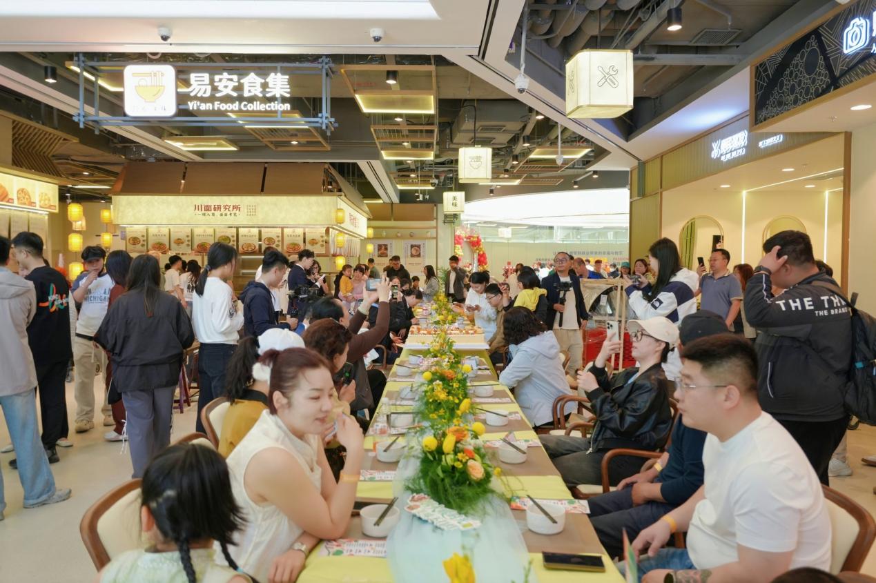 社区居民参加邻聚宴。王鑫摄
