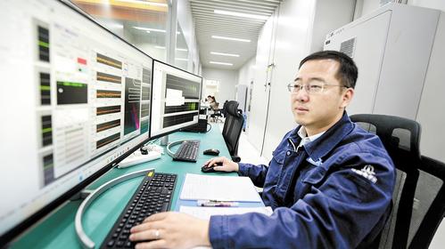 4月16日，中国电子工程设计院股份有限公司振动技术研究中心主任金春峰，在纳米级微振动实验室控制室监测实验数据。本报记者 曹 铮摄