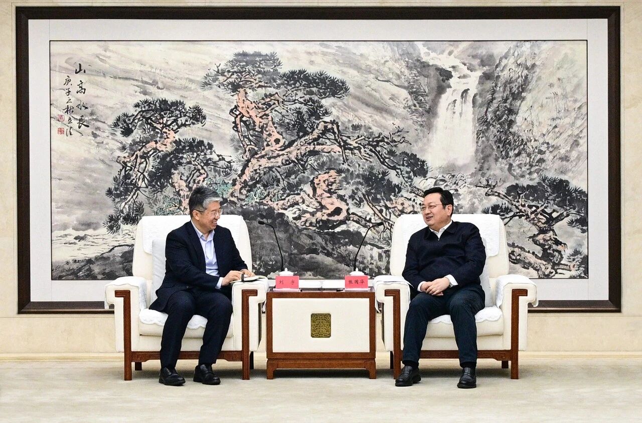 张国华与长三角国创中心数字医疗技术研究所所长刘宇一行举行工作座谈。刘向阳摄