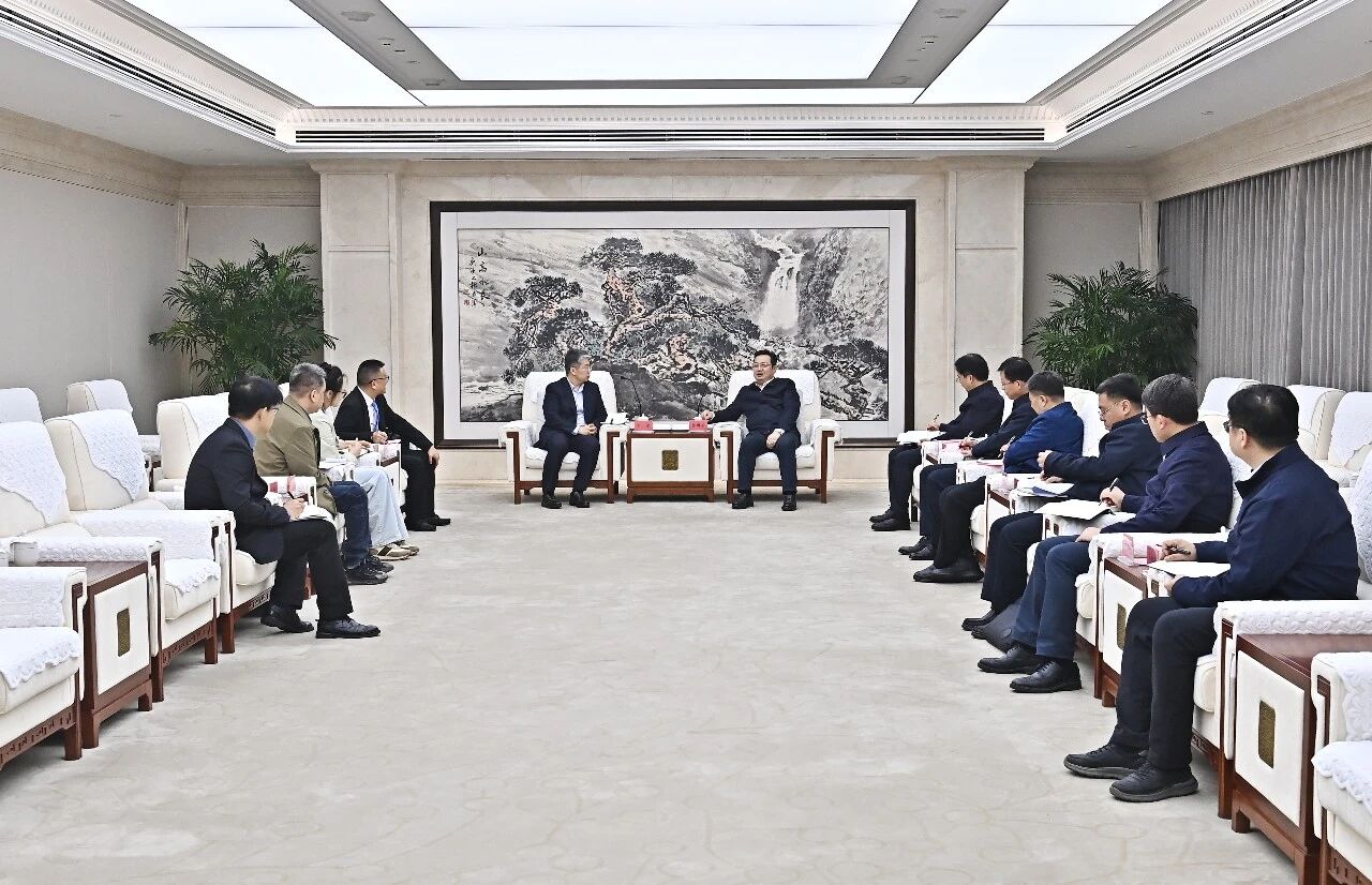 张国华与长三角国创中心数字医疗技术研究所所长刘宇一行举行工作座谈。刘向阳摄