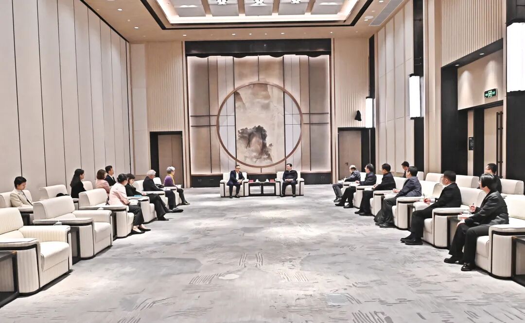 张国华与中国环境科学学会副理事长兼秘书长夏祖义、深圳建科院董事长叶青、伯恩哈德·穆勒院士一行举行工作座谈。刘向阳摄
