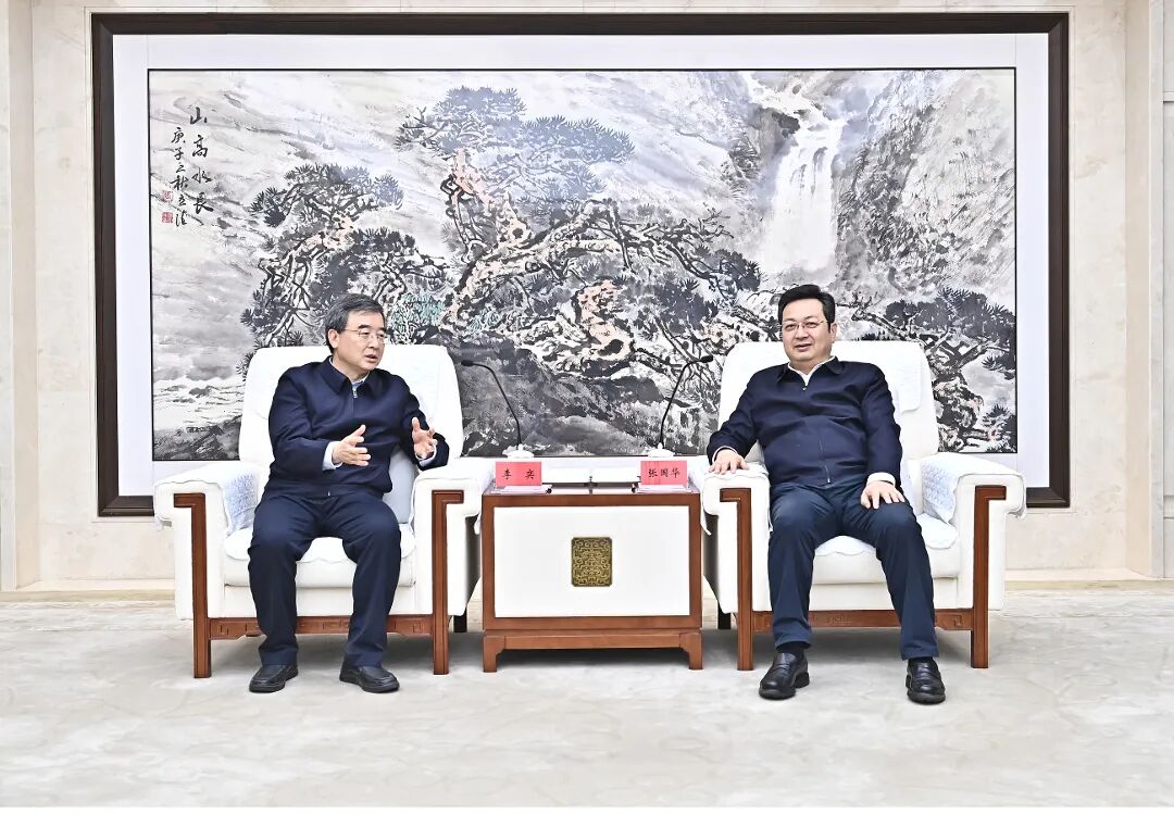张国华与北京市委教育工委副书记、市教委主任李奕一行举行工作座谈。刘向阳摄