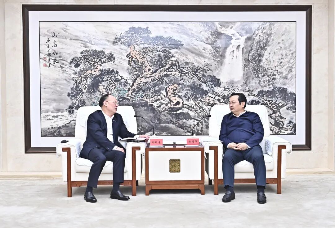 张国华与‌中国第一汽车集团有限公司党委书记、董事长‌邱现东一行举行工作座谈。刘向阳摄