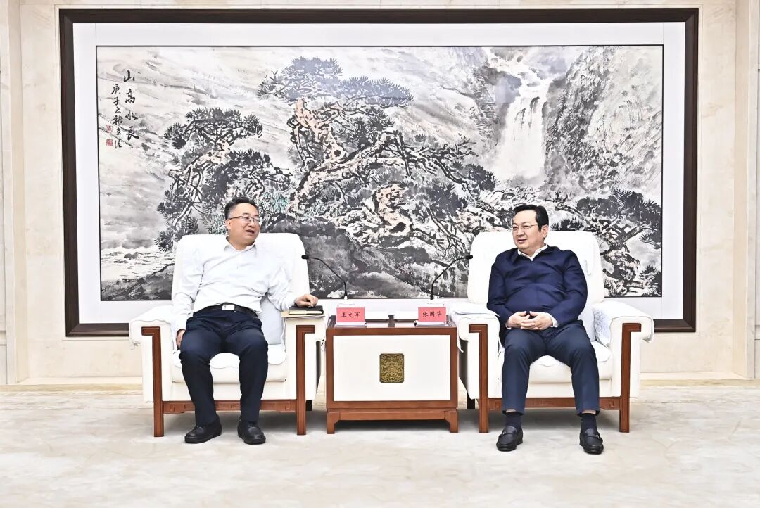 张国华与中国冶金地质总局党委副书记、局长王文军一行举行工作座谈。刘向阳摄