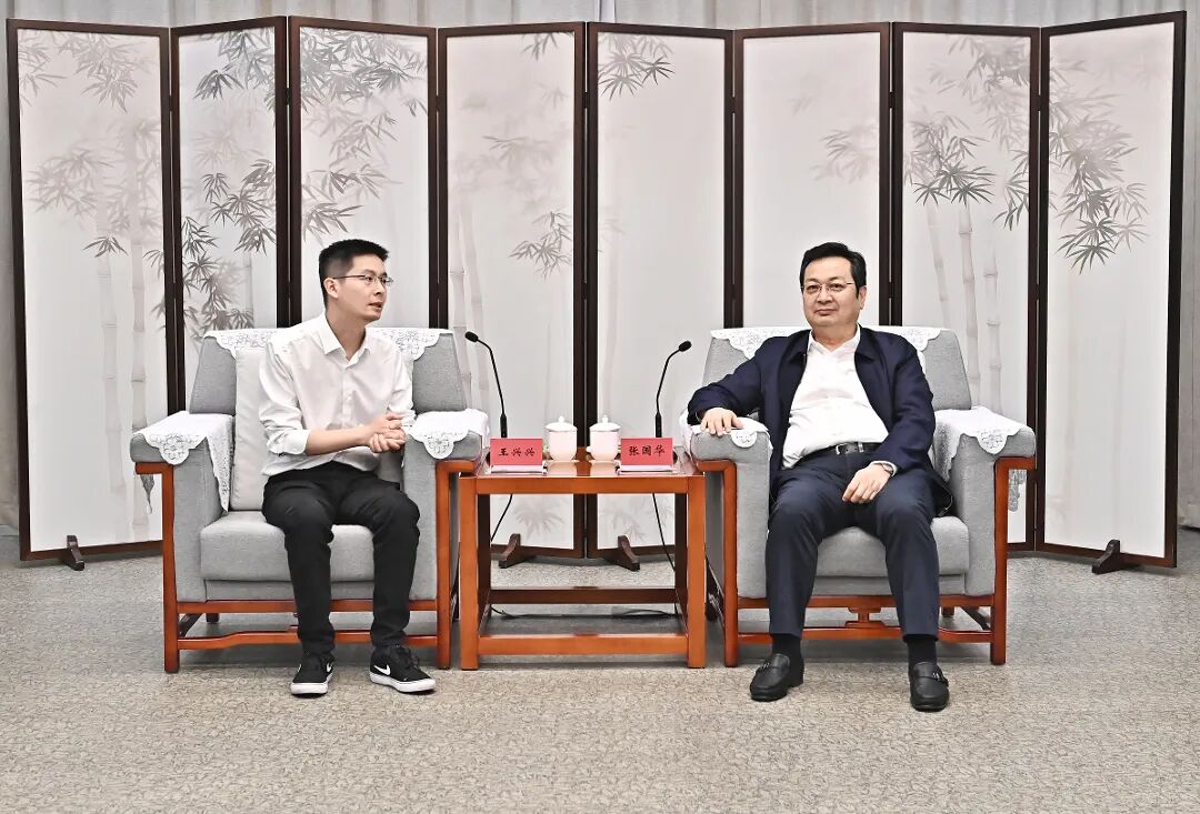 张国华与宇树科技创始人兼首席执行官、首席技术官王兴兴一行举行工作座谈。刘向阳摄