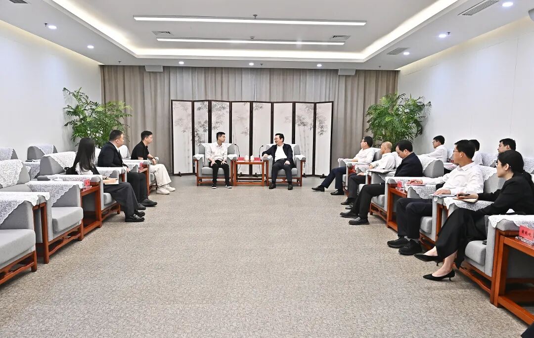 张国华与宇树科技创始人兼首席执行官、首席技术官王兴兴一行举行工作座谈。刘向阳摄