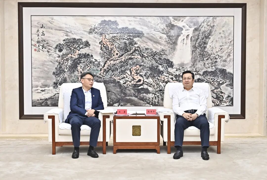张国华与中粮集团党组副书记、总经理白勇一行举行工作座谈。刘向阳摄