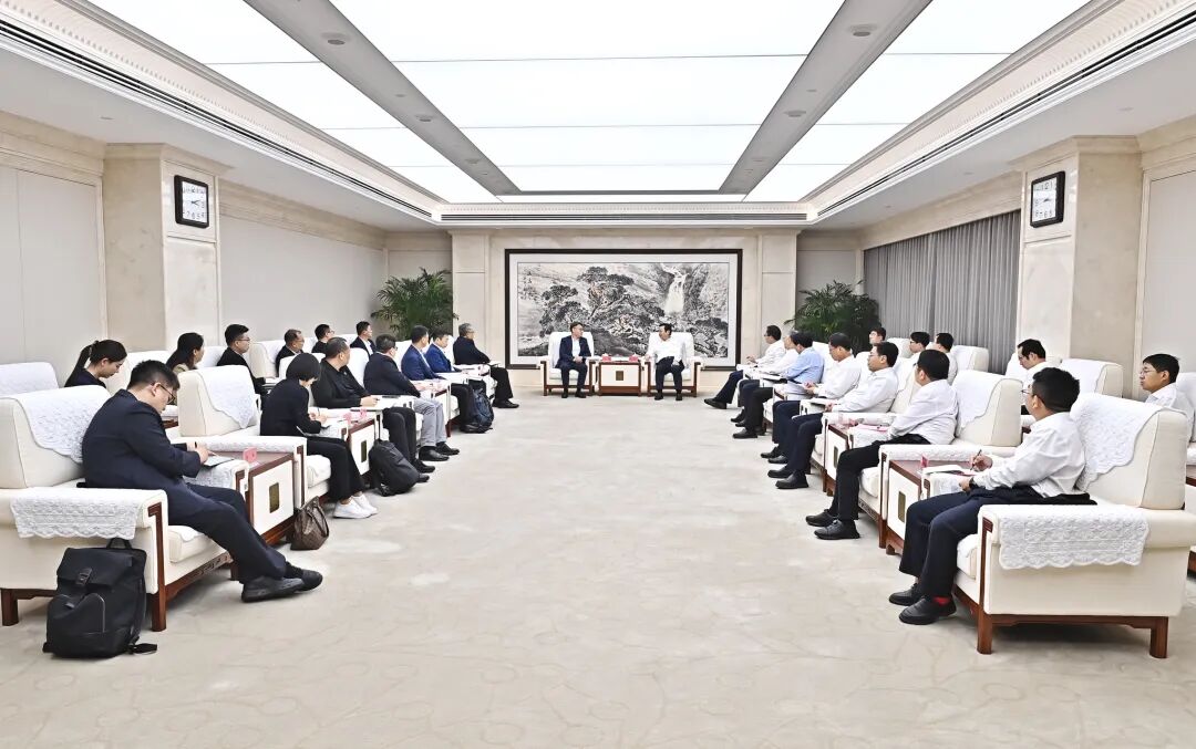 张国华与中粮集团党组副书记、总经理白勇一行举行工作座谈。刘向阳摄