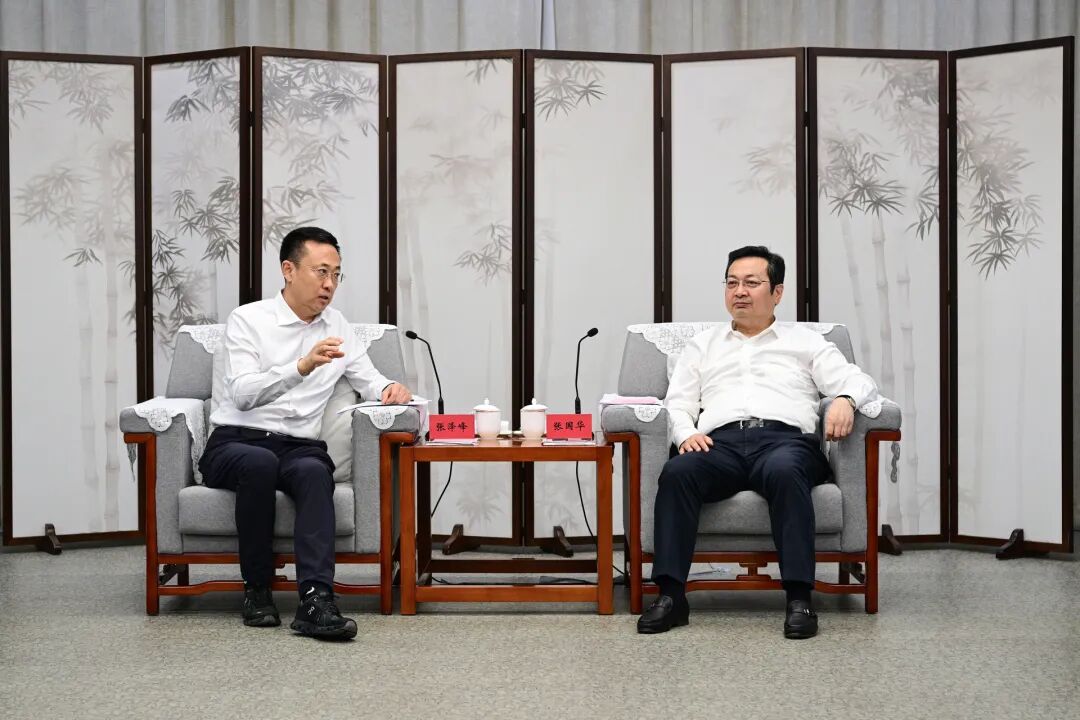 张国华与省国资委党委书记、主任张泽峰一行举行工作座谈。王伟倩摄