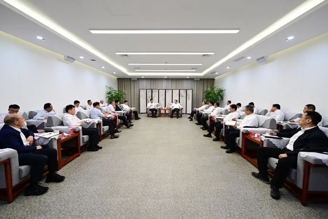 张国华与省国资委党委书记、主任张泽峰一行举行工作座谈。王伟倩摄