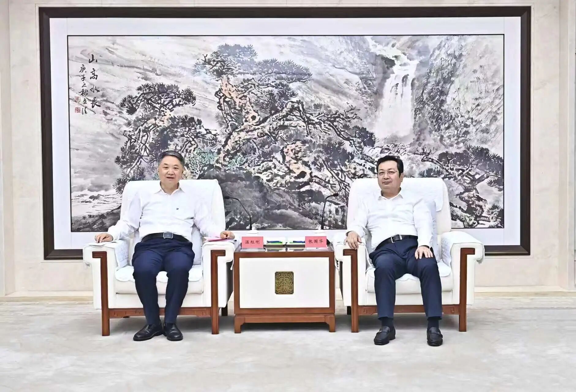 5月14日，张国华与中国华能董事长温枢刚、总经理钟国东一行举行工作座谈。刘向阳摄