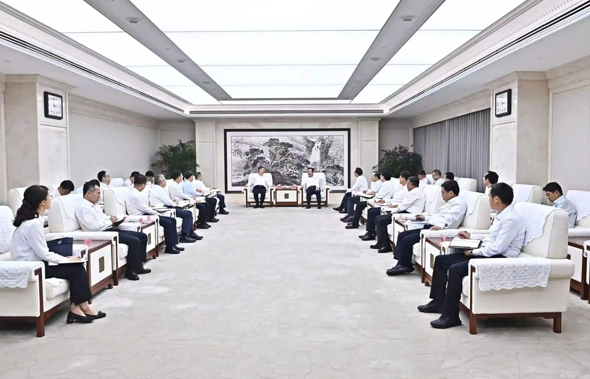 5月14日，张国华与中国华能董事长温枢刚、总经理钟国东一行举行工作座谈。刘向阳摄