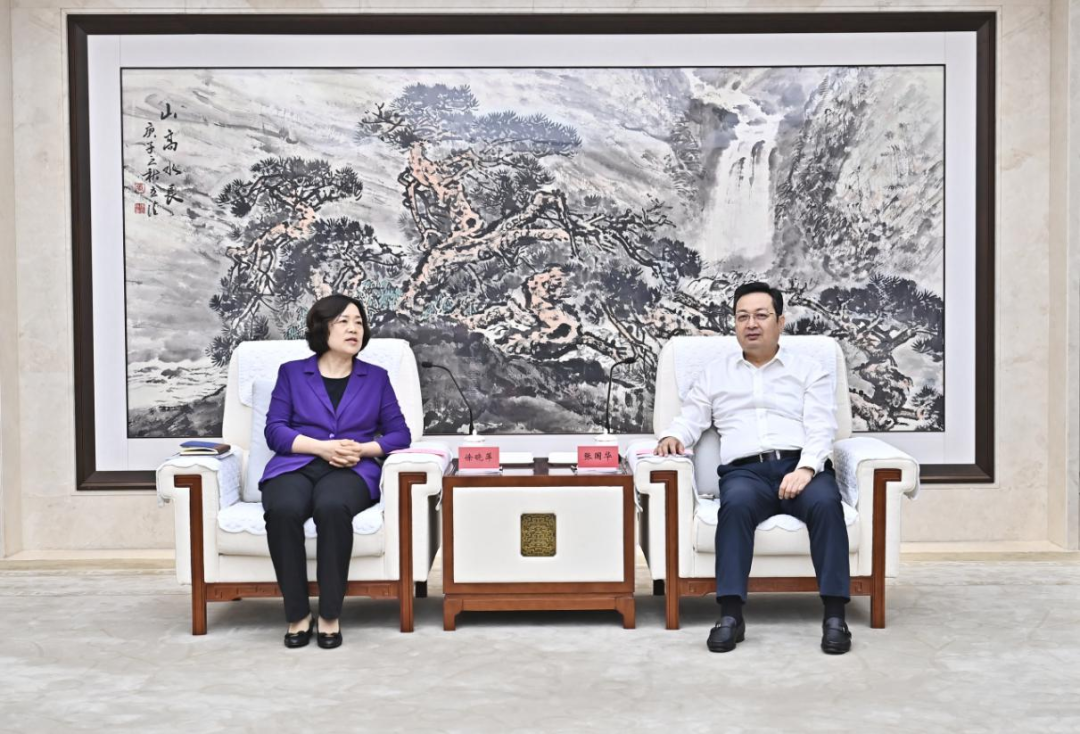 张国华与北京科技大学党委书记徐晓萍，校长吕昭平一行举行工作座谈。刘向阳摄