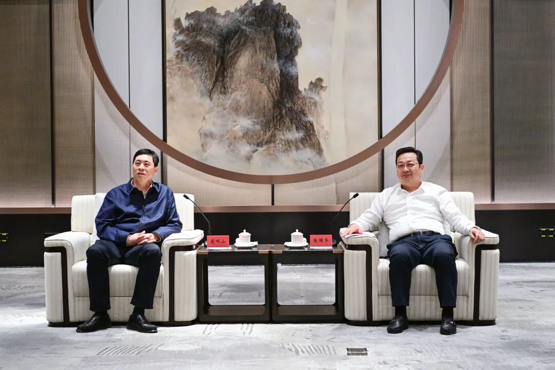 张国华与中国铁建总裁、党委副书记裴岷山一行举行工作座谈。王伟倩摄