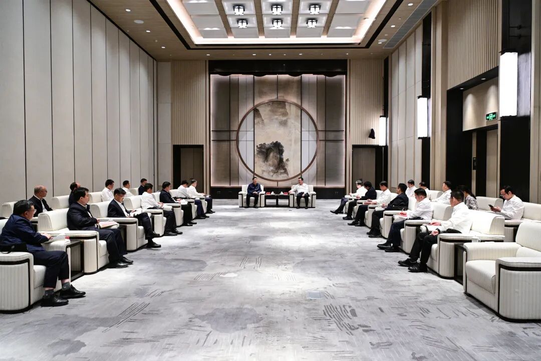 张国华与中国铁建总裁、党委副书记裴岷山一行举行工作座谈。王伟倩摄