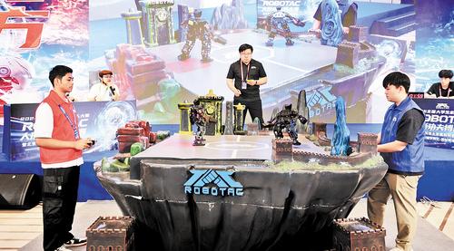近日，2026全國大學生機器人大賽ROBOTAC人形功夫搏擊賽（雄安賽區-國際賽道）暨北京科技大學國際科創成果展舉辦。本次活動是雄安新區第四屆科技·人才·創新周系列活動之一。圖為比賽現場。主辦方供圖