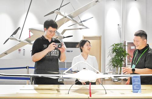 6月10日，雄安未來之城場景匯科創園，河北航空投資集團有限公司無人機7S旗艦店工作人員（右一）向參觀者介紹無人機應用場景。本報記者 劉光昱攝