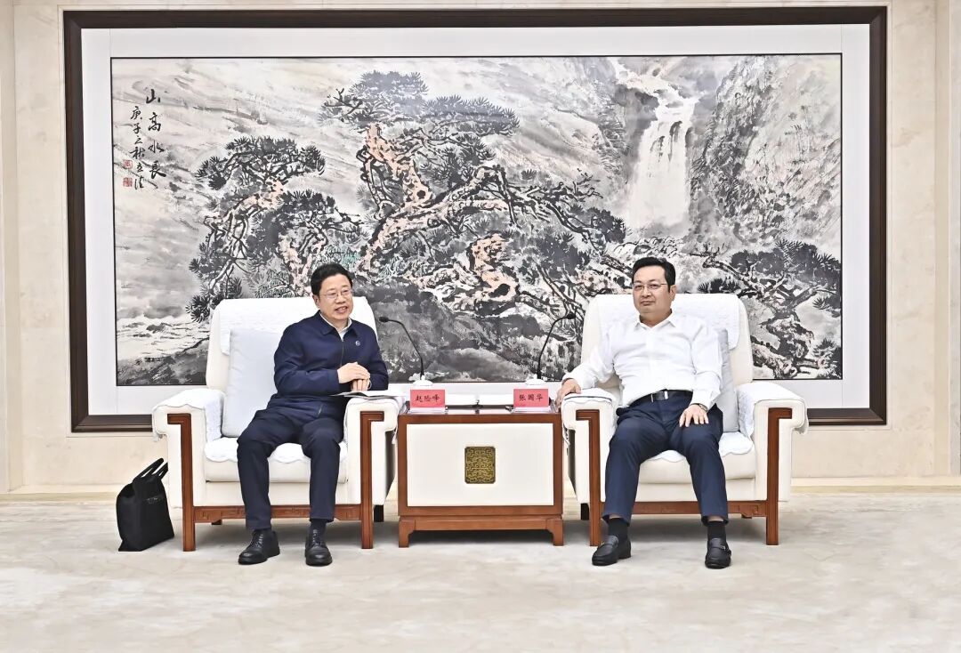 张国华与燕山大学党委书记赵险峰、校长王慧远一行举行工作座谈。刘向阳摄