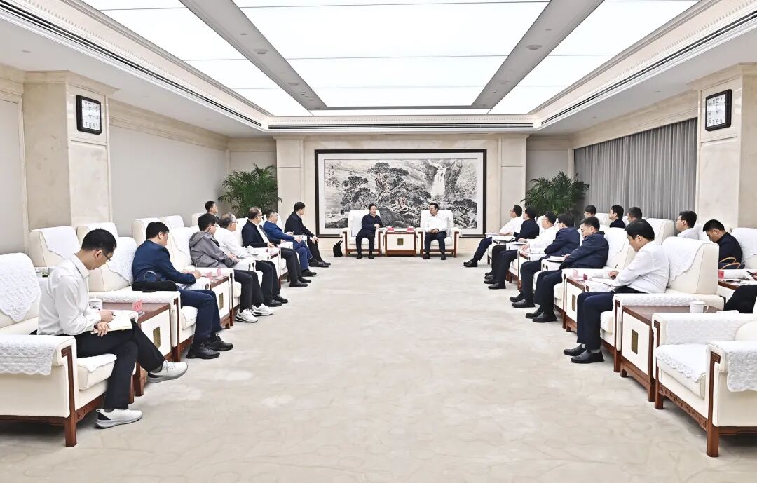 张国华与燕山大学党委书记赵险峰、校长王慧远一行举行工作座谈。刘向阳摄