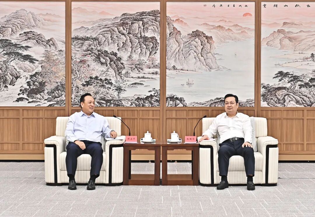 张国华与中国石化集团董事长、党组书记侯启军一行举行工作座谈。刘向阳 摄