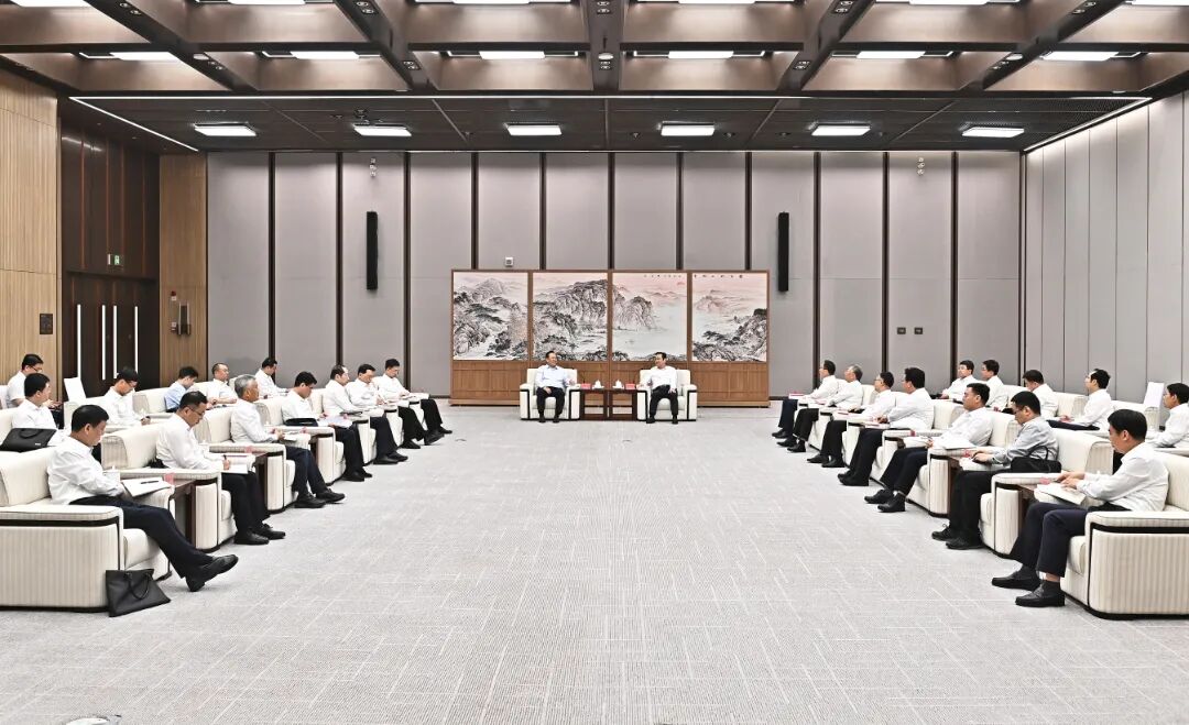 张国华与中国石化集团董事长、党组书记侯启军一行举行工作座谈。刘向阳 摄