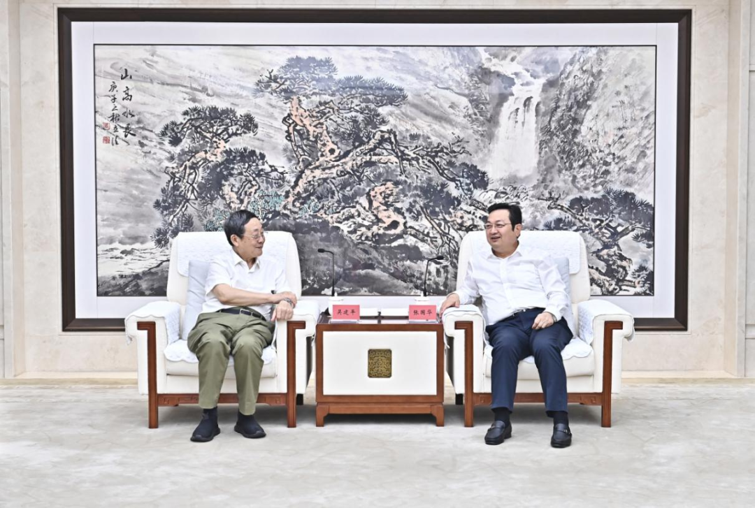 张国华与中关村实验室主任、中国工程院院士吴建平一行举行工作座谈。刘向阳摄