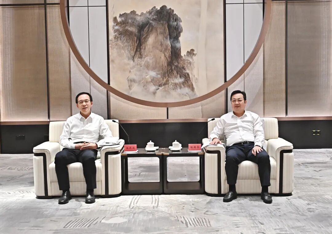 张国华与中国黄金集团总经理殷长波一行举行工作座谈。刘向阳 摄