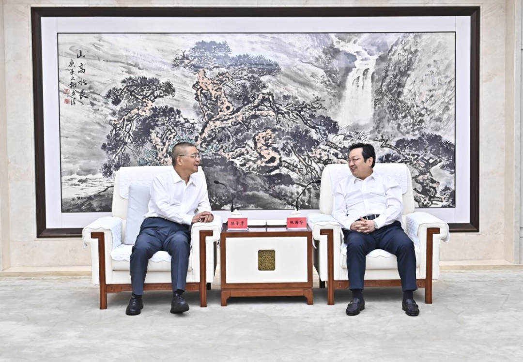 张国华与北京交通大学党委书记陈子季、校长刘攀一行举行工作座谈。刘向阳摄