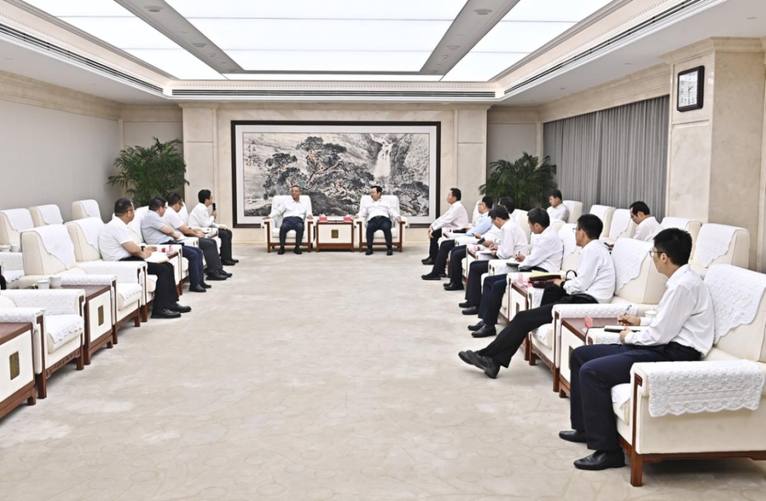 张国华与北京交通大学党委书记陈子季、校长刘攀一行举行工作座谈。刘向阳摄