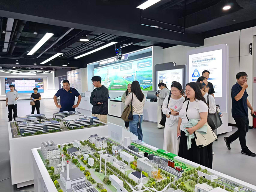 访客参观大赛展示区。实习生 王芊摄