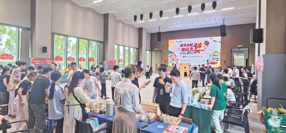中国中化员工在“雄安见”团购自提点取货。