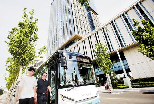 近日，雄安新区启动区，疏解企业员工乘坐中国雄安集团交通有限公司为疏解企业提供的定制通勤公交车上班。 本报记者 刘光昱摄